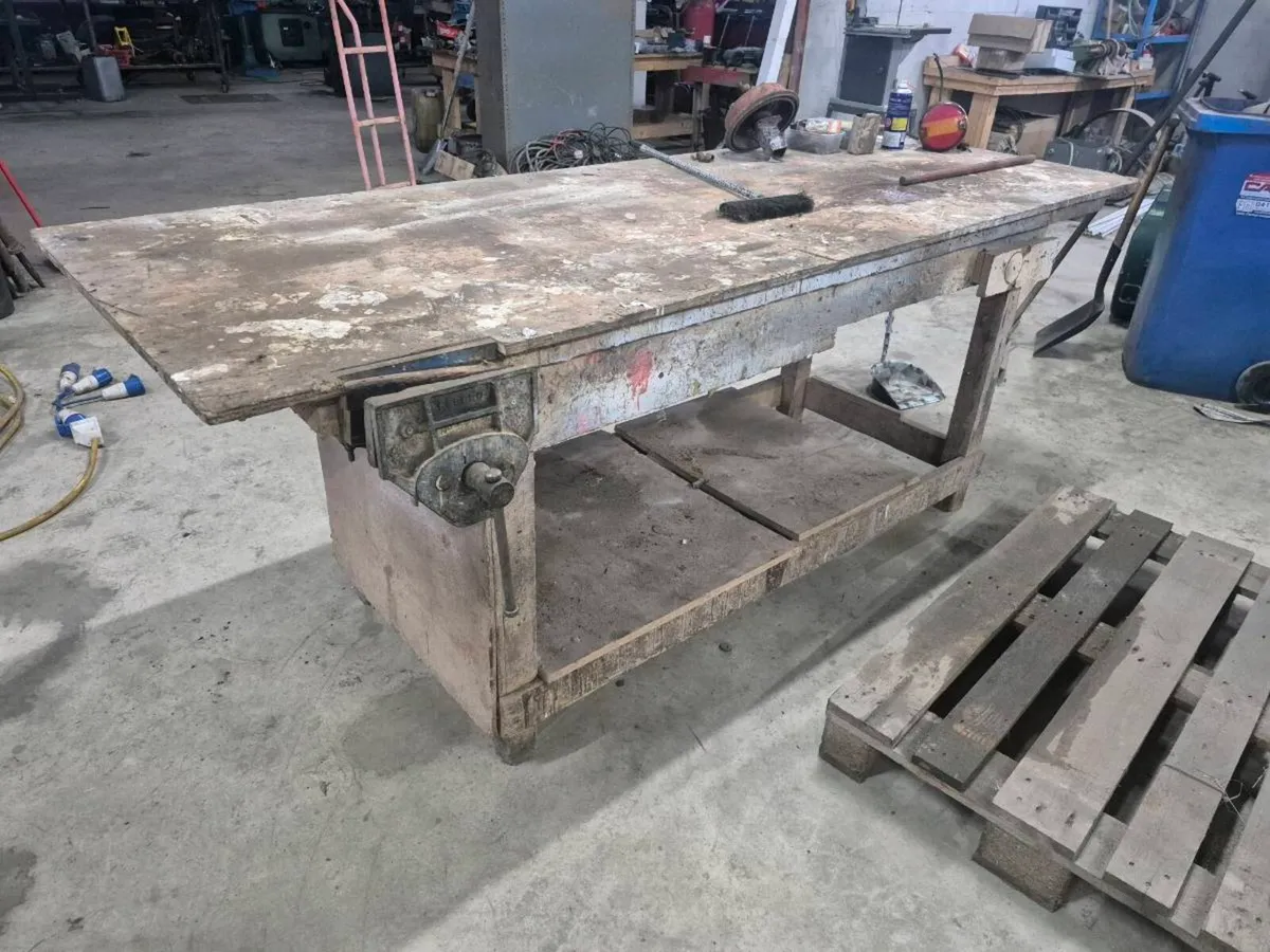 Wood vice and bench - Image 1