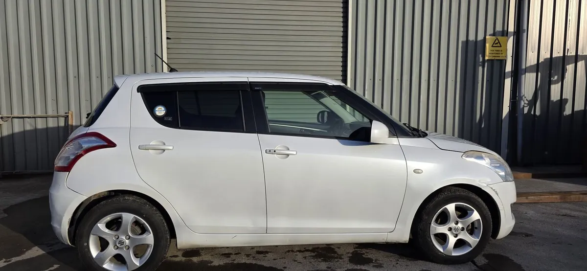 12 SUZUKI SWIFT AUTO - Image 4