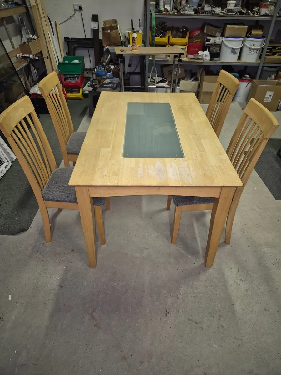 Table and chairs - Image 1