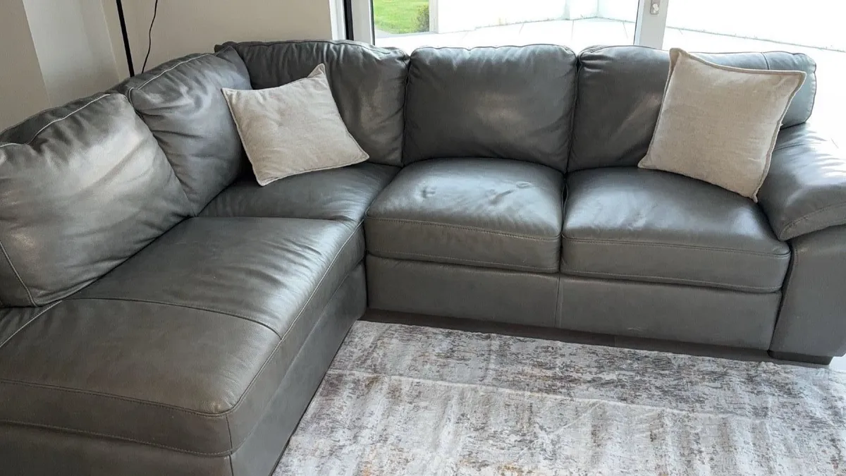 Corner couch - Image 1