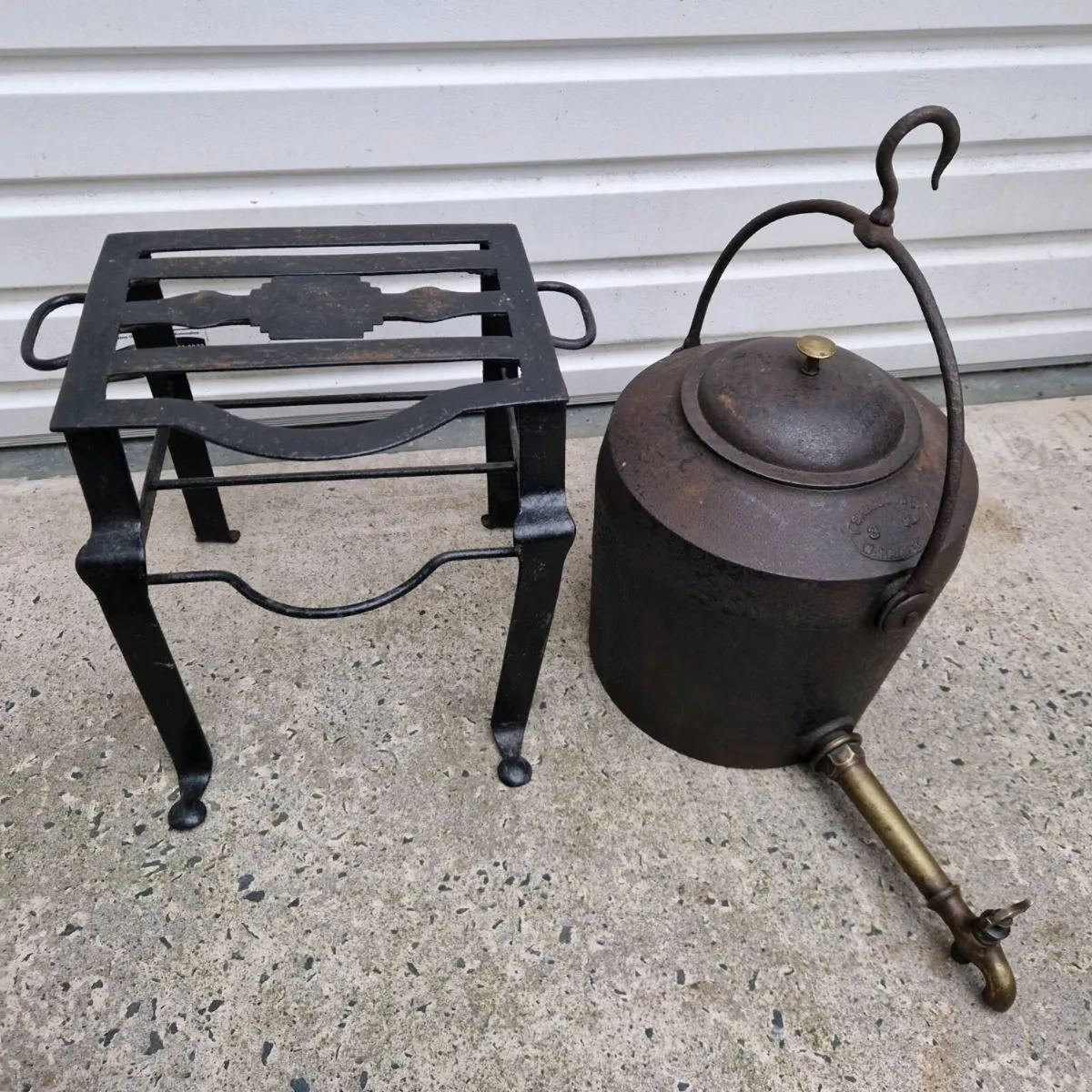 Antique vintage cast iron kettle pot - Image 4