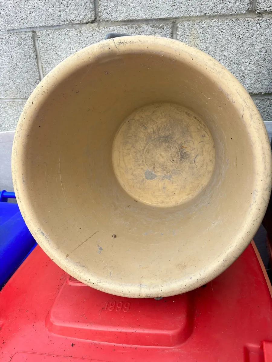 Two hard plastic buckets - Image 4