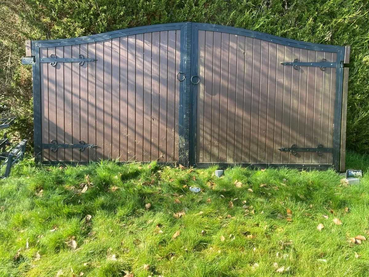 Cedar Timber & Steel Entrance Gate