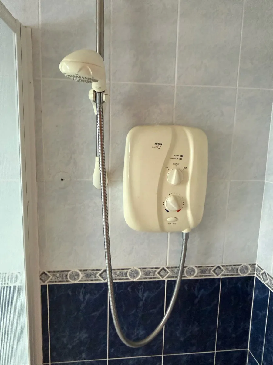 Bathroom Suite - Image 1