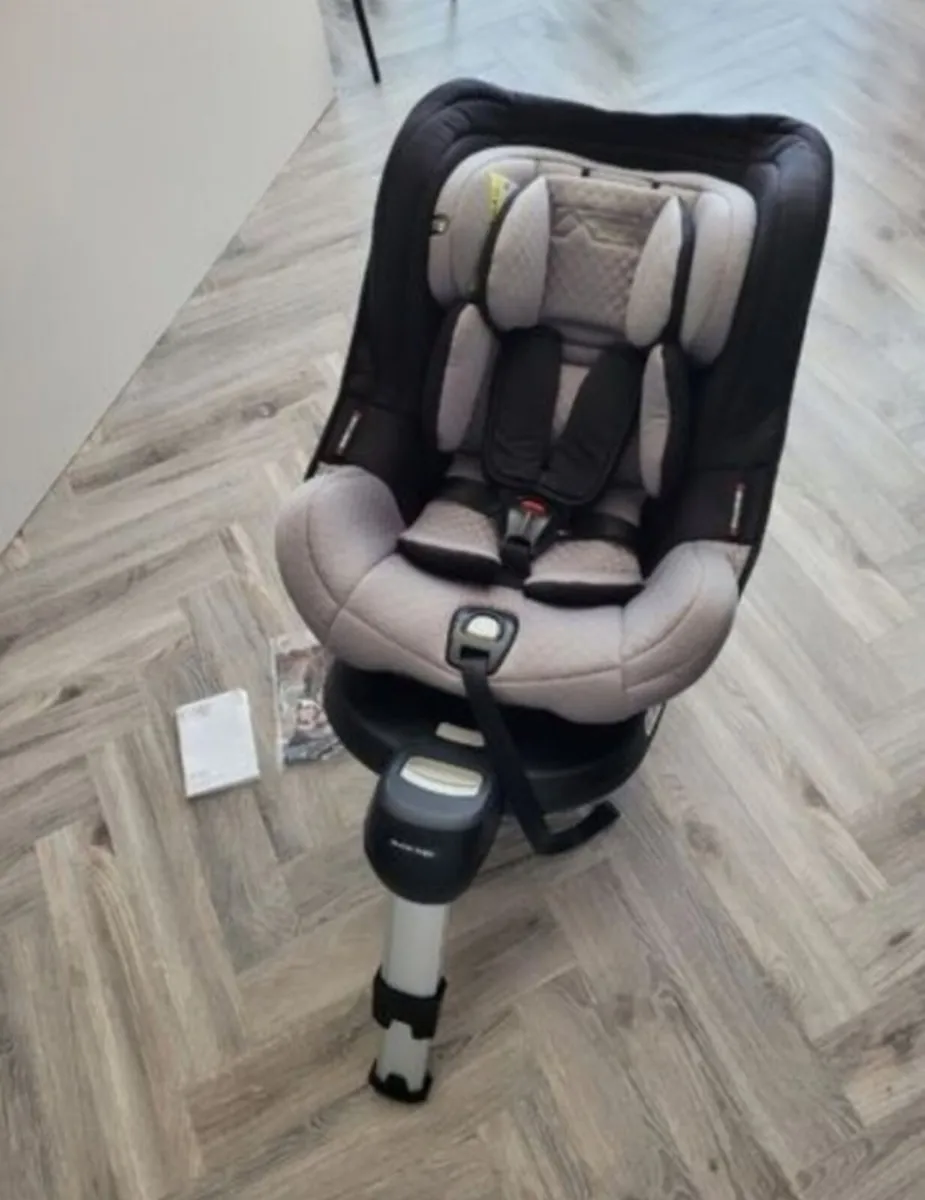 Mountain Buggy Safe Rotate Car Seat - Image 1