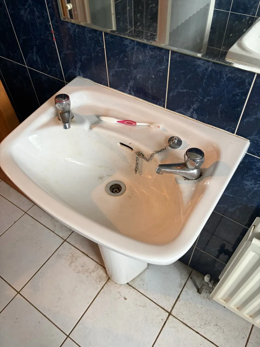 Bathroom Suite - Image 4