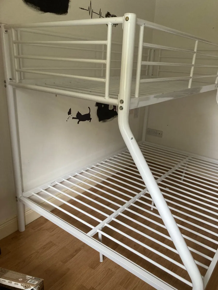 White triple sleeper metal bunk bed - Image 4