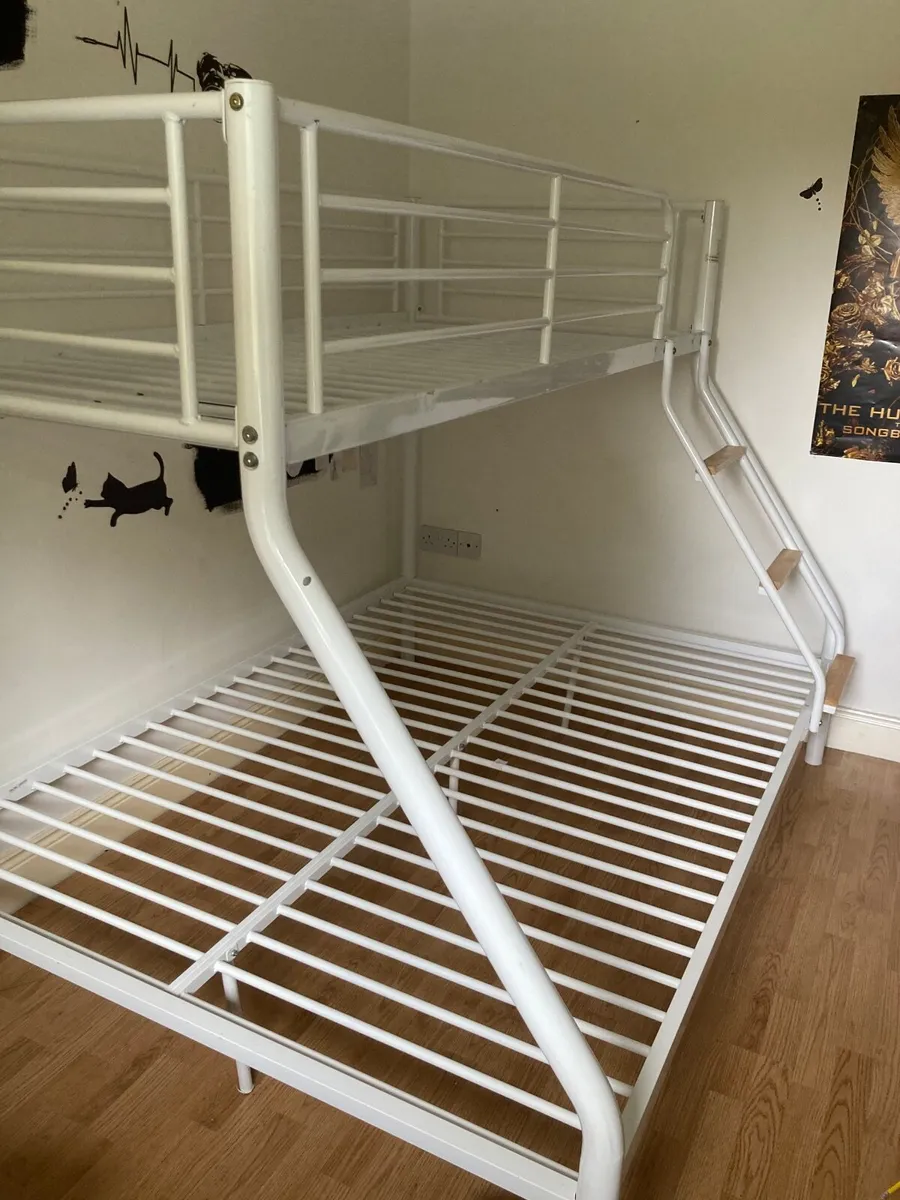 White triple sleeper metal bunk bed - Image 1