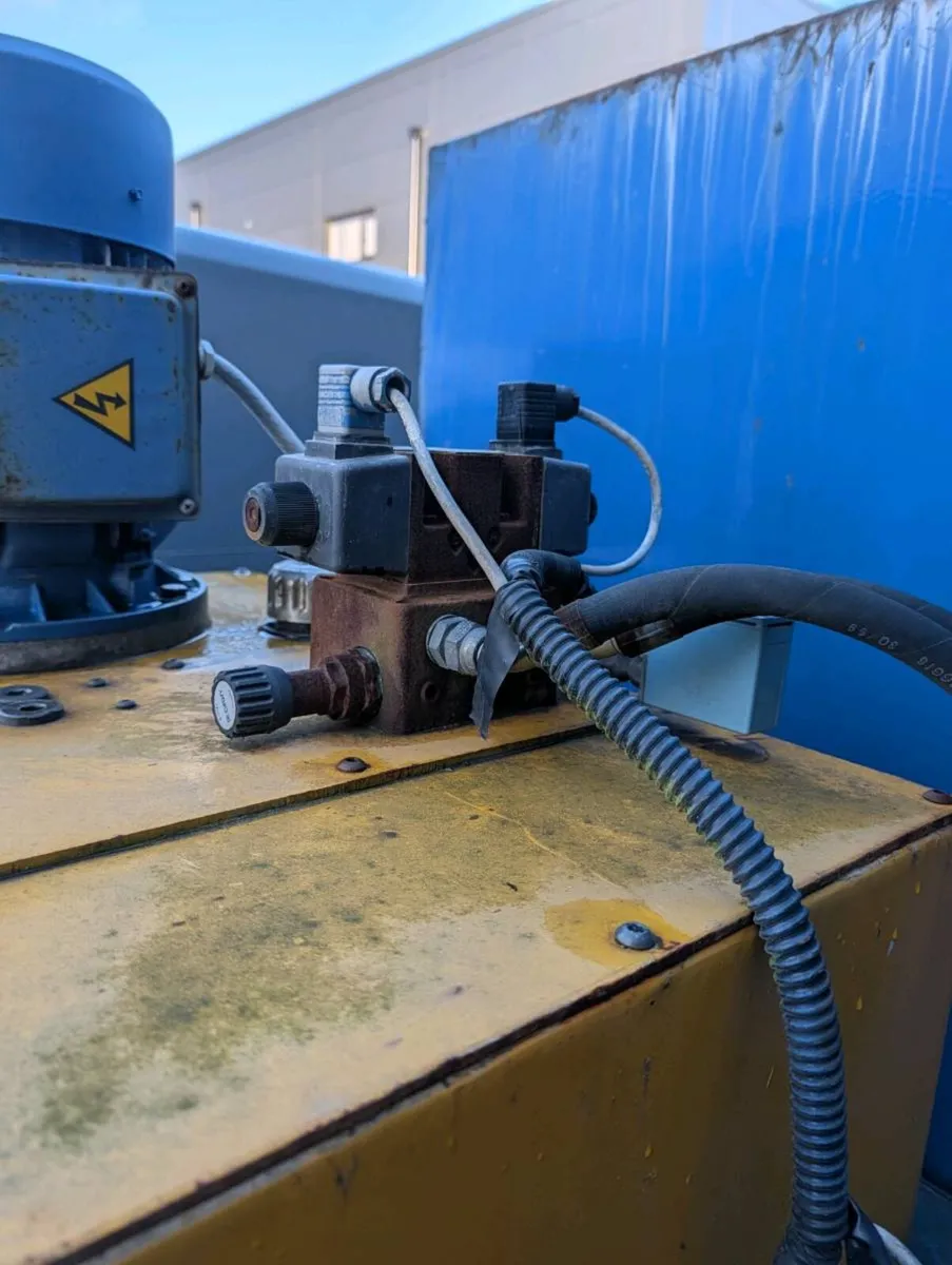 Compactor and Skips - Image 4