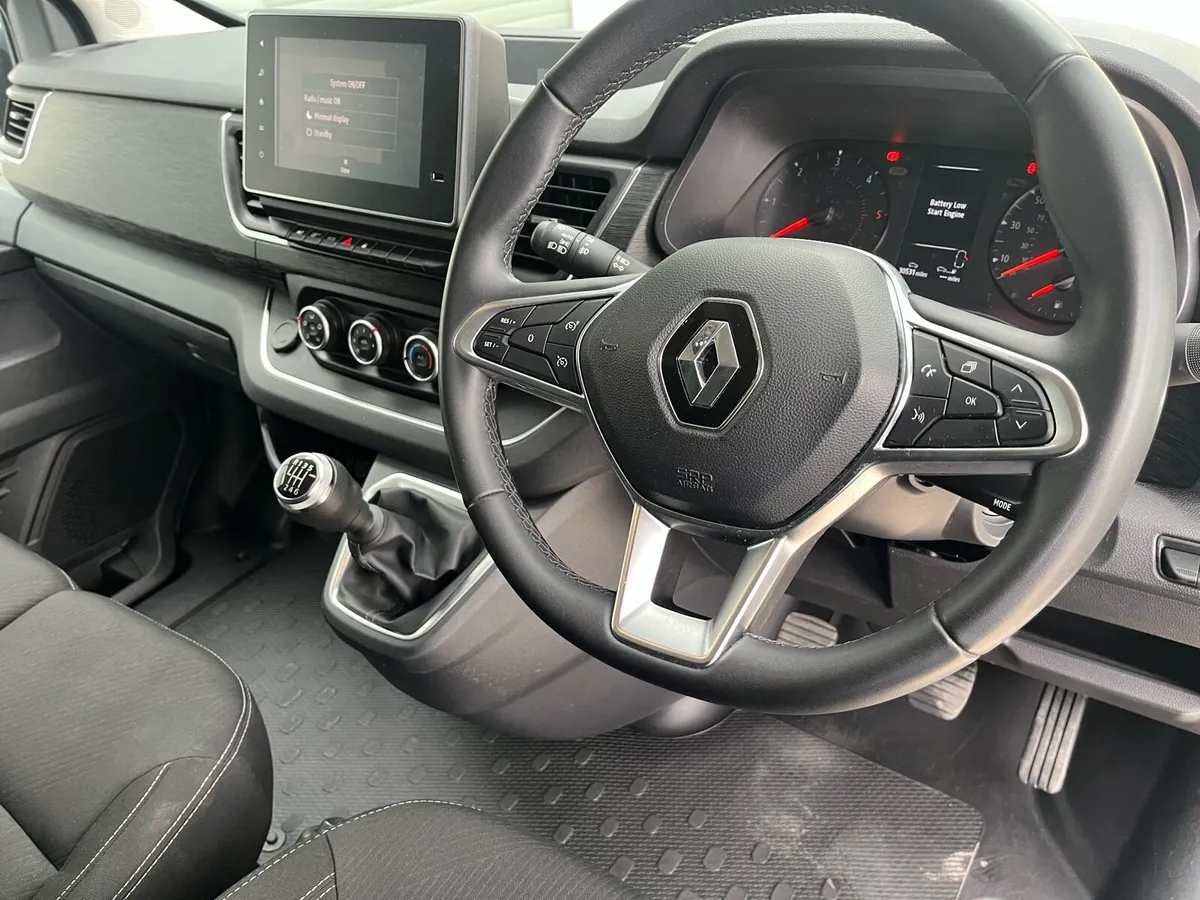 (231) Renault Trafic LL30 2023 - Image 4