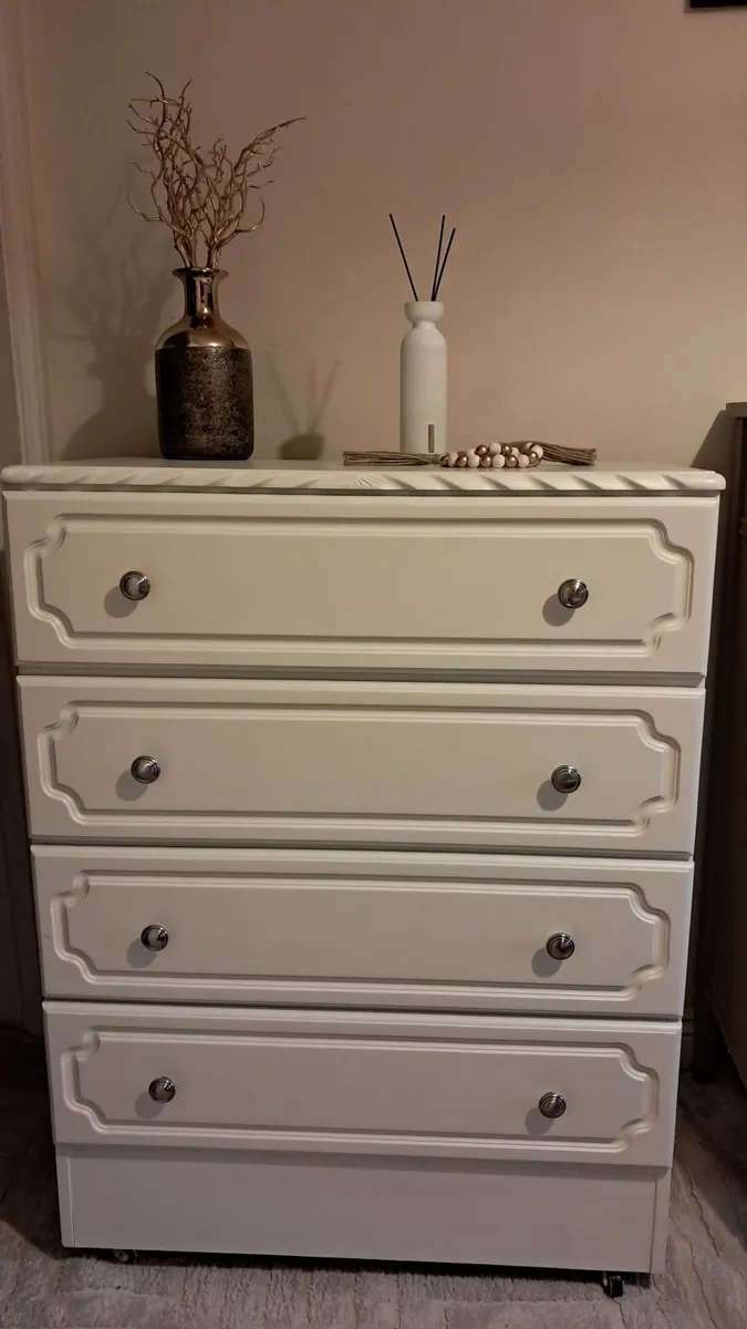 Chest of drawers - Image 1