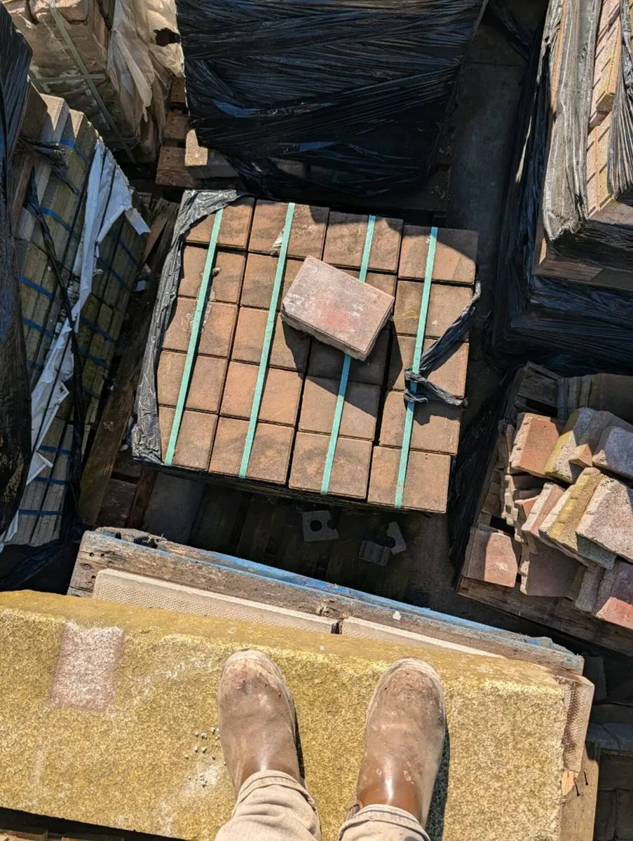 Cobble blocks and paving slabs - Image 2