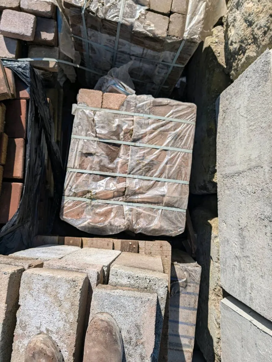 Cobble blocks and paving slabs - Image 3