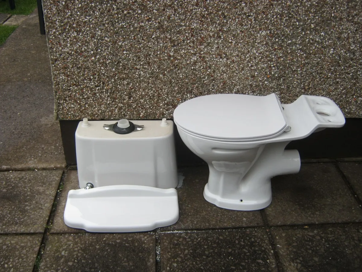 Toilet and Cistern almost new. Perfect condition - Image 3