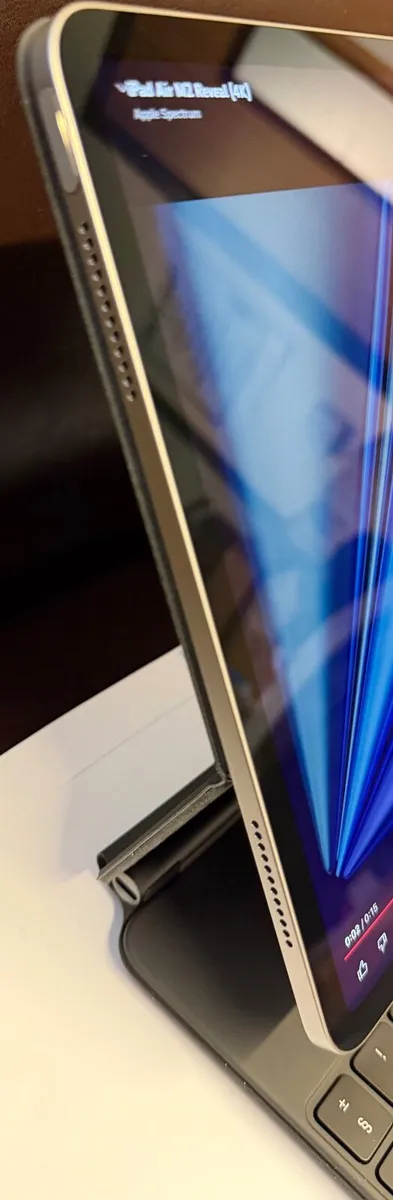 iPad Air 13” (M2) WiFi 128GB Space Grey & Keyboard - Image 3