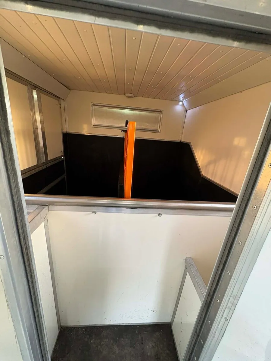 NI  Year 2008  Horse lorry - Image 2