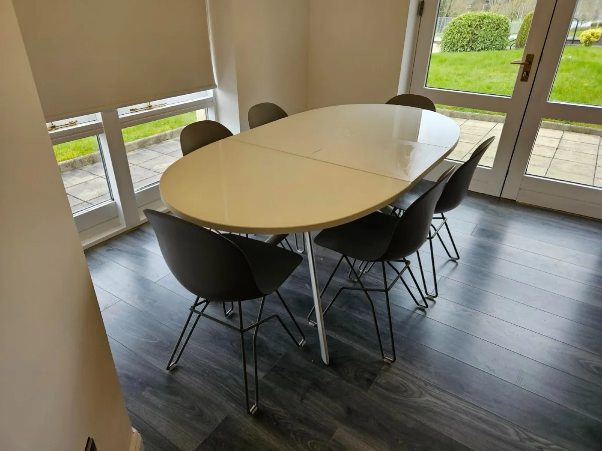 Dining room table and chairs - Image 1