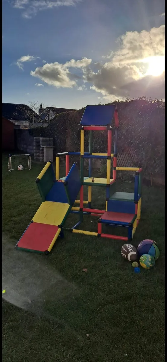 Outdoor climbing frame - Image 1