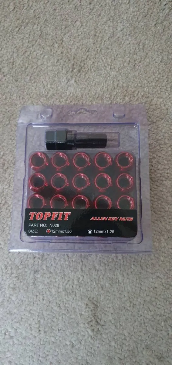 Red wheel nuts,  clear indicators, mud flaps, - Image 1