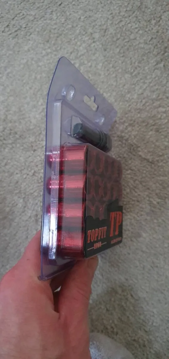 Red wheel nuts,  clear indicators, mud flaps, - Image 3