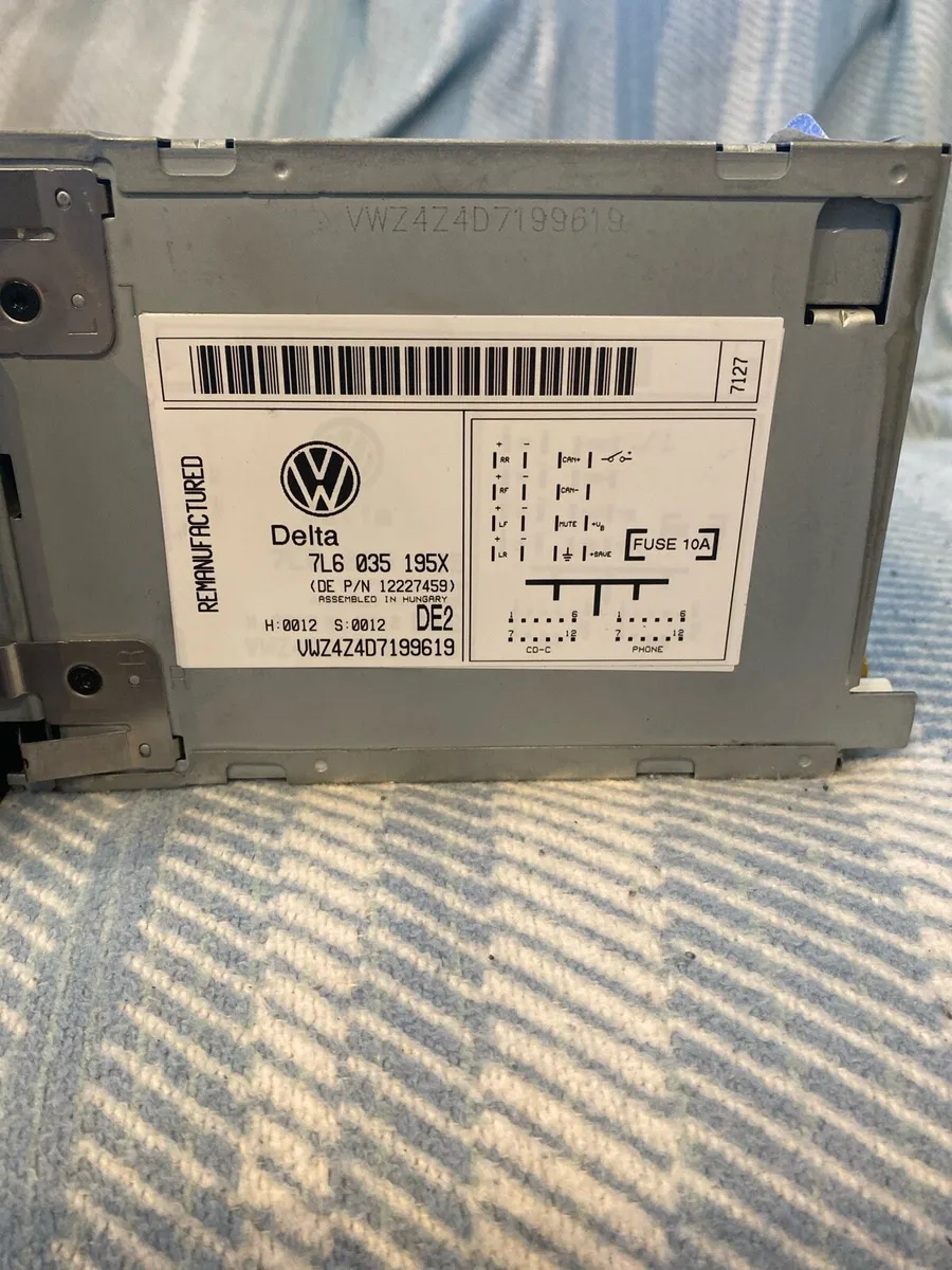 VW Touareg OEM Radio/Cd - Image 2