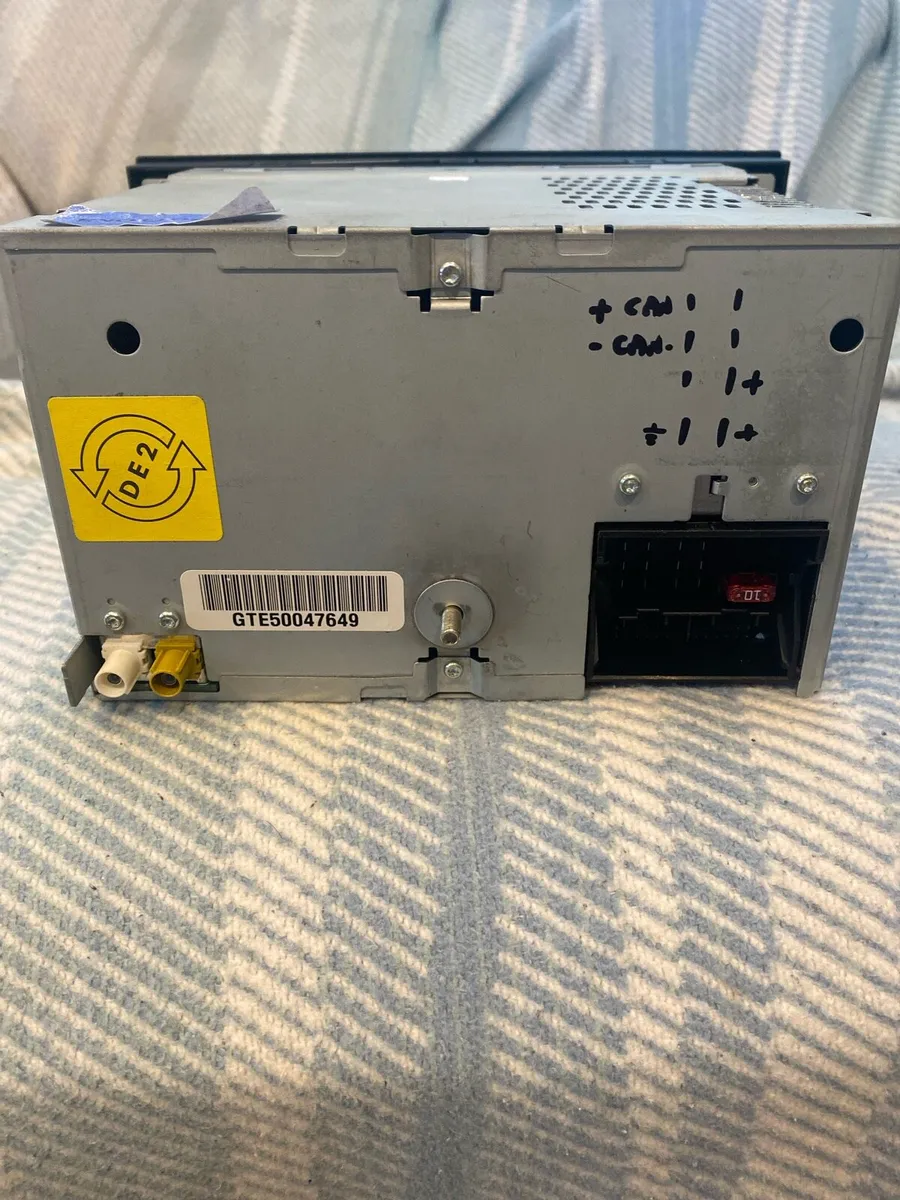 VW Touareg OEM Radio/Cd - Image 3