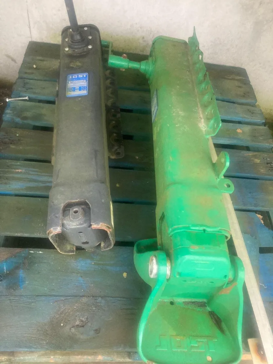 Trailer jacking leg - Image 1