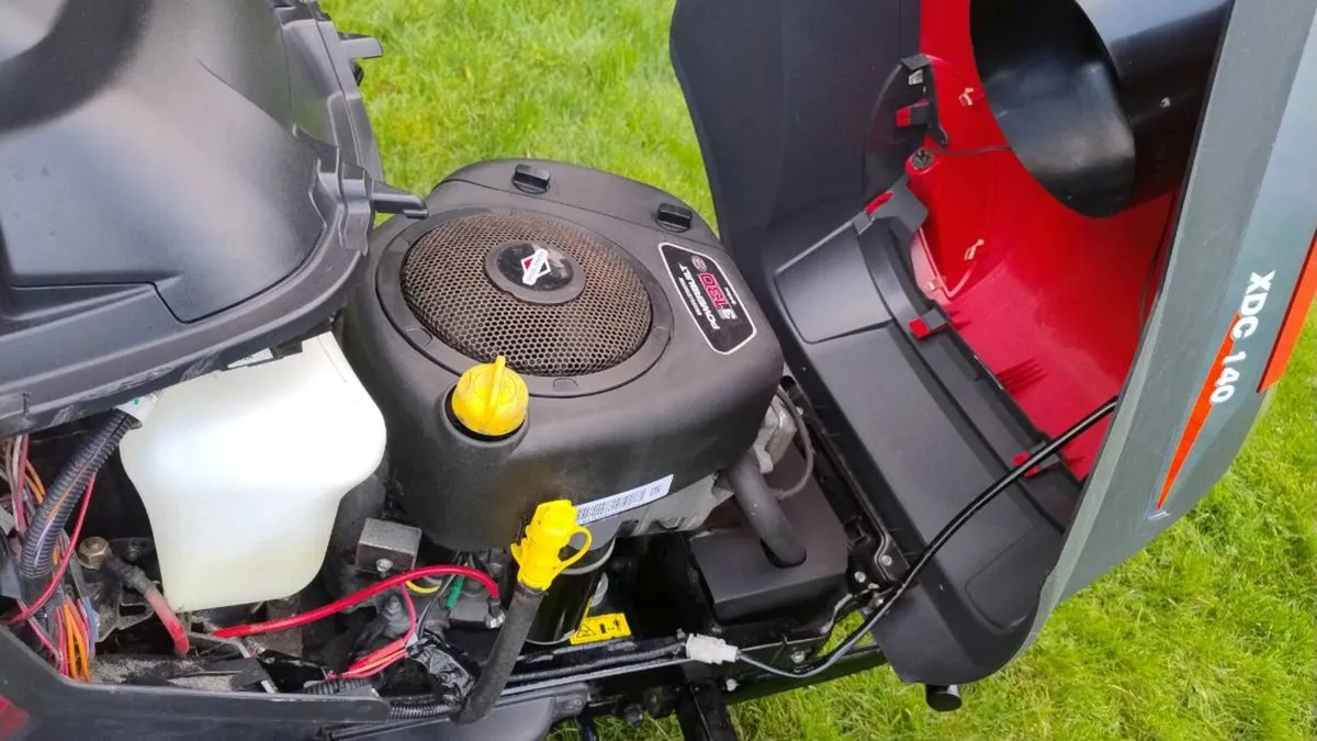 Castlegarden Ride on lawnmower - Image 4