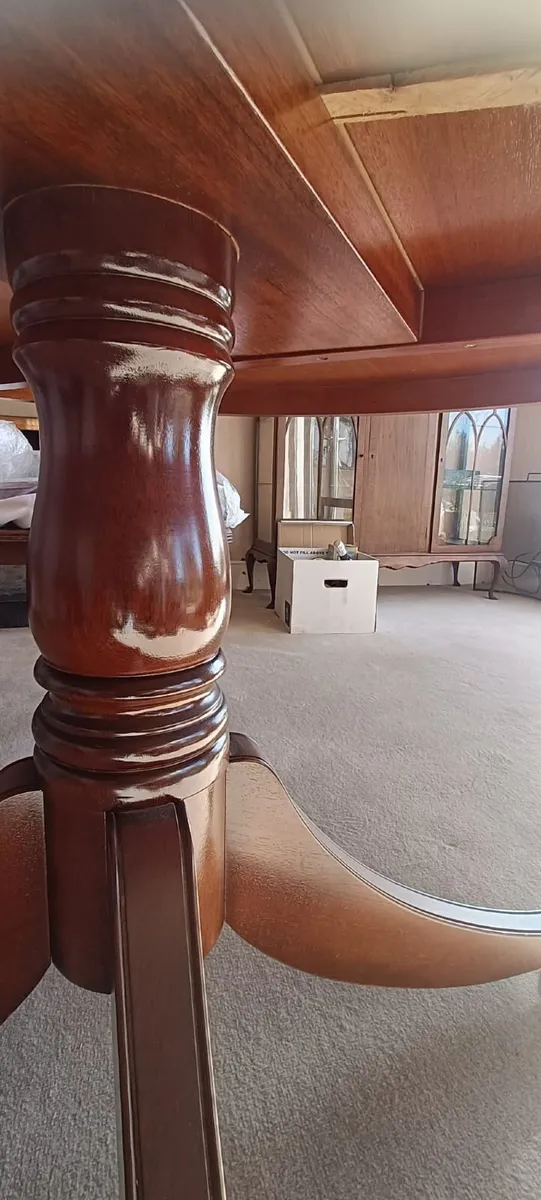 Round Table - Image 3