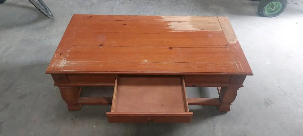 COFFEE TABLE - Image 1