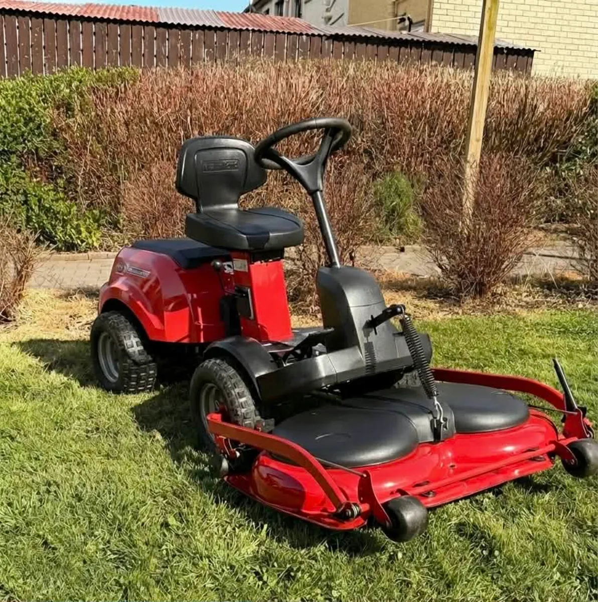 Ride on lawnmower - Image 3