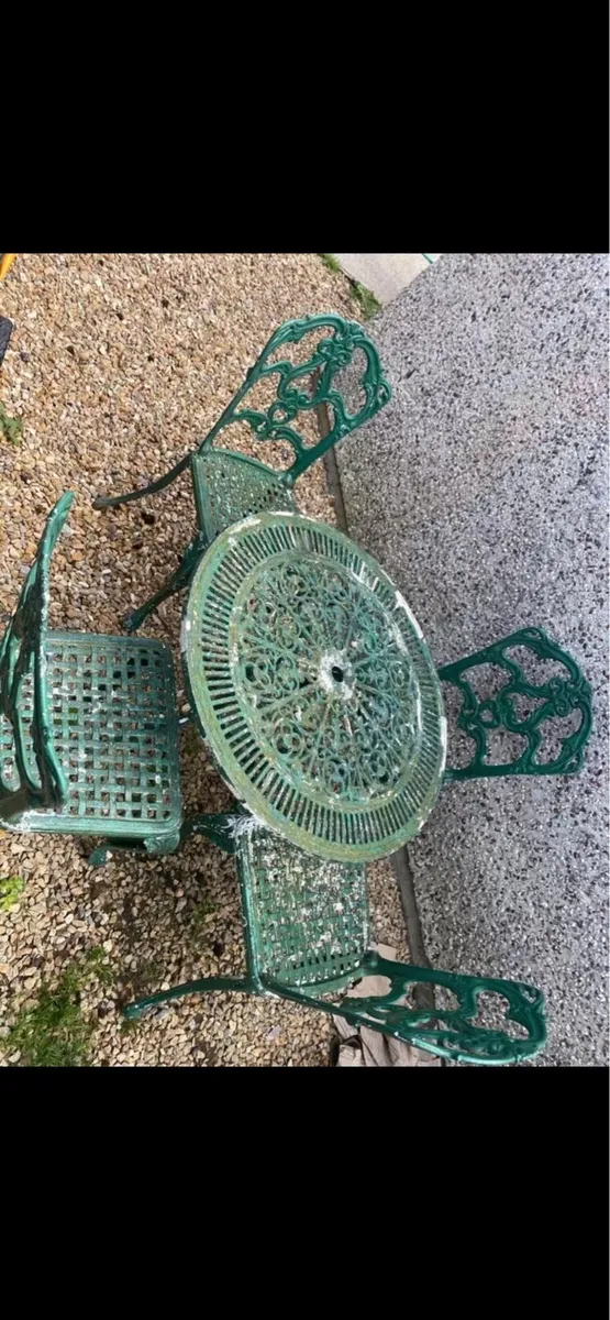 Garden table / chairs