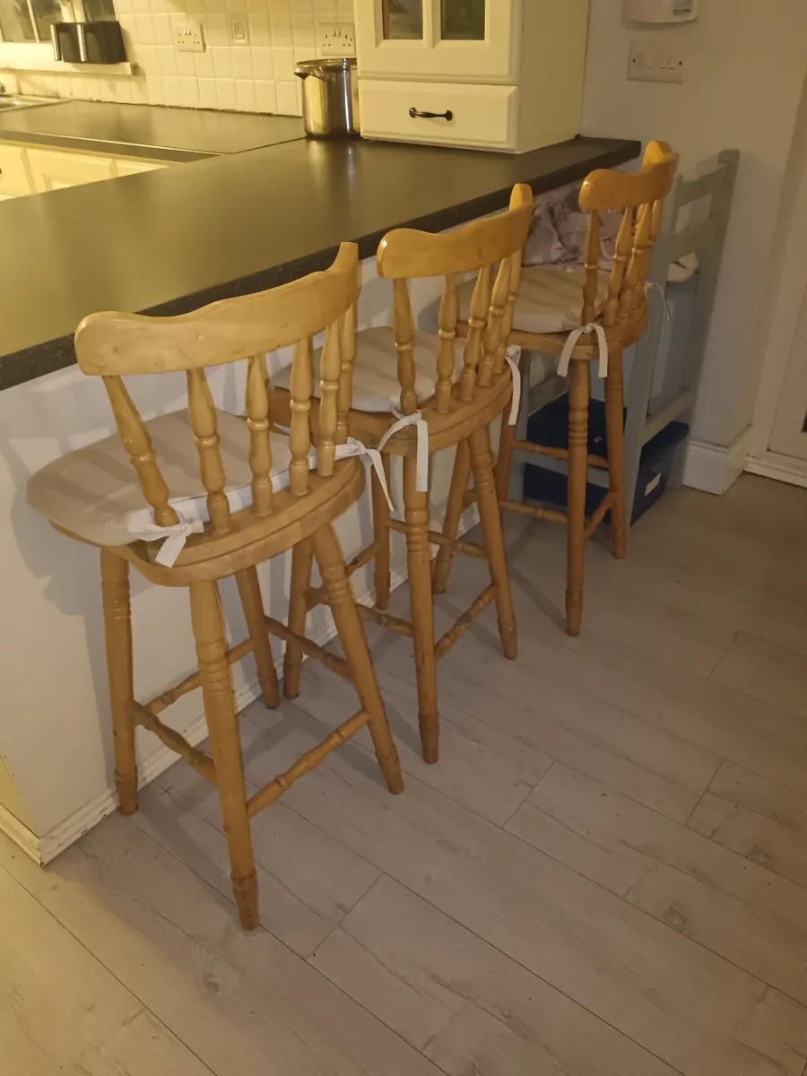 Counter stools and cushions - Image 1