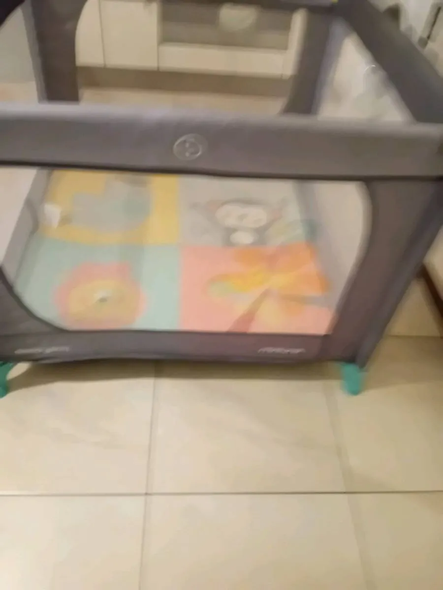 BABYS TRAVEL COT  IN HOLDALL BAG - Image 1