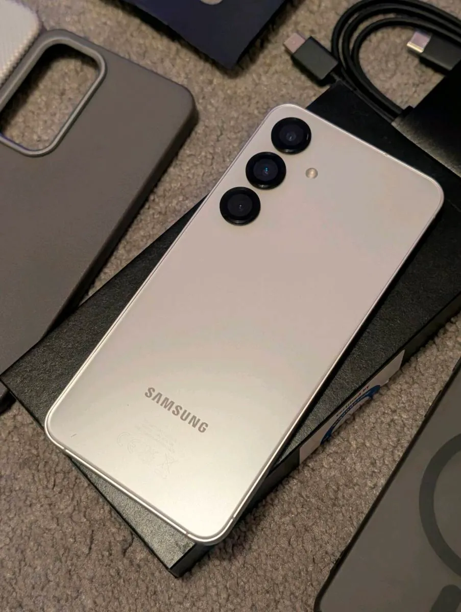 Samsung S24 *Unlocked* 128GB/W Box - Image 1