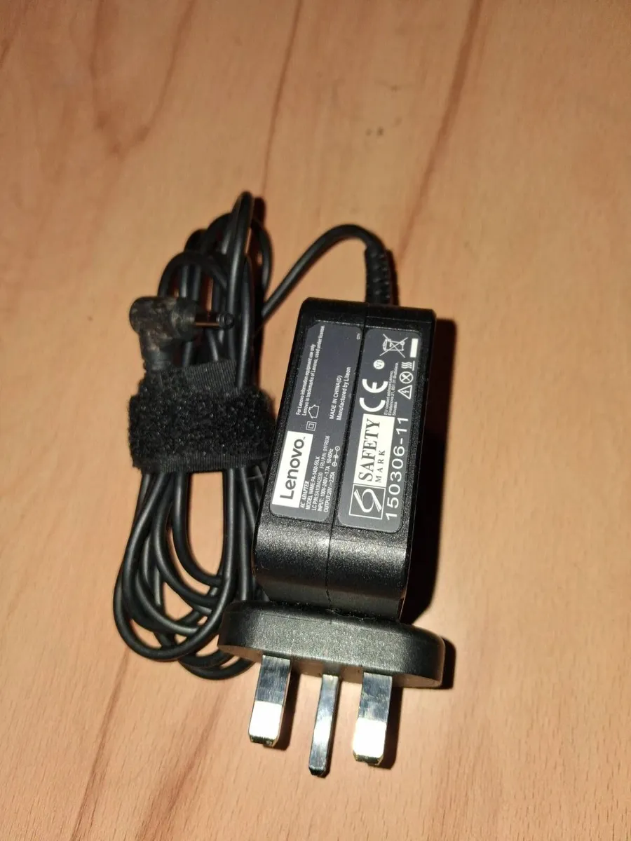 Laptop LENOVO V15 ADA - Image 3