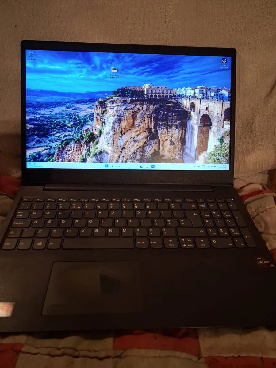 Laptop LENOVO V15 ADA - Image 1
