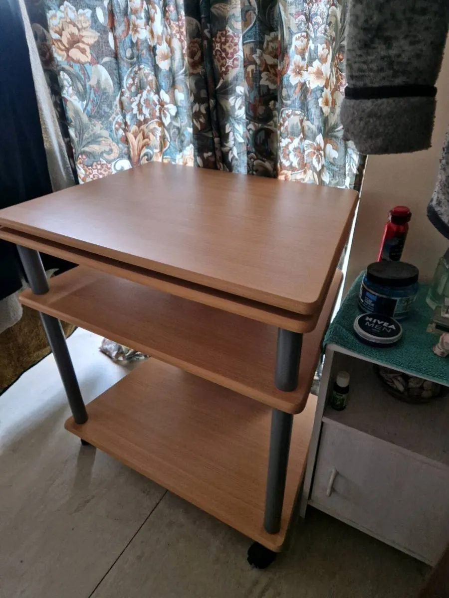 Computer desk - Image 1