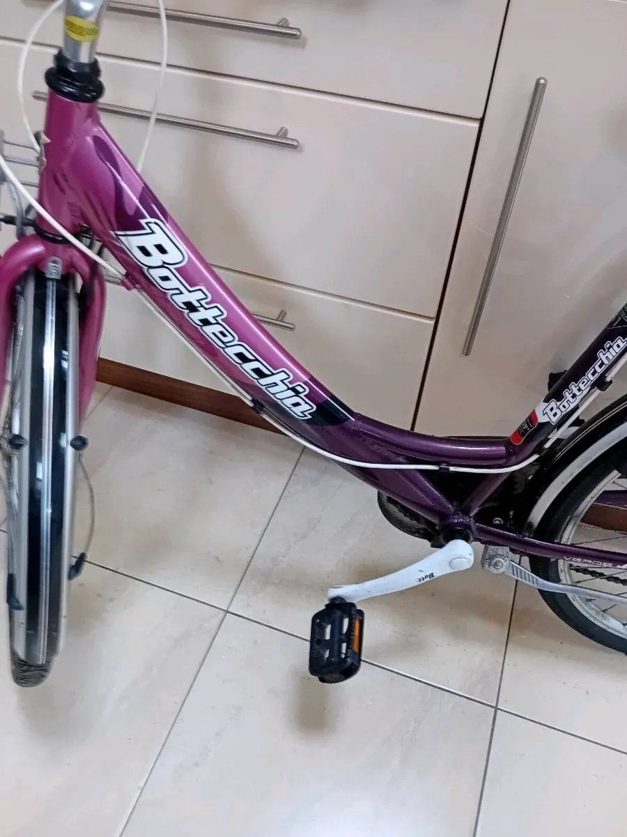 LADIES OR GIRLS BIKE 26 INCH WHEELS - Image 1