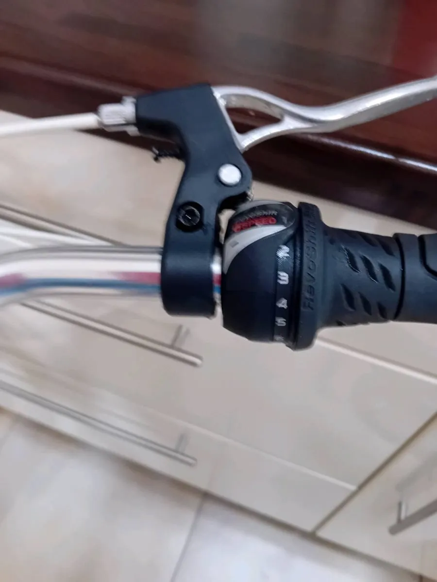 LADIES OR GIRLS BIKE 26 INCH WHEELS - Image 3