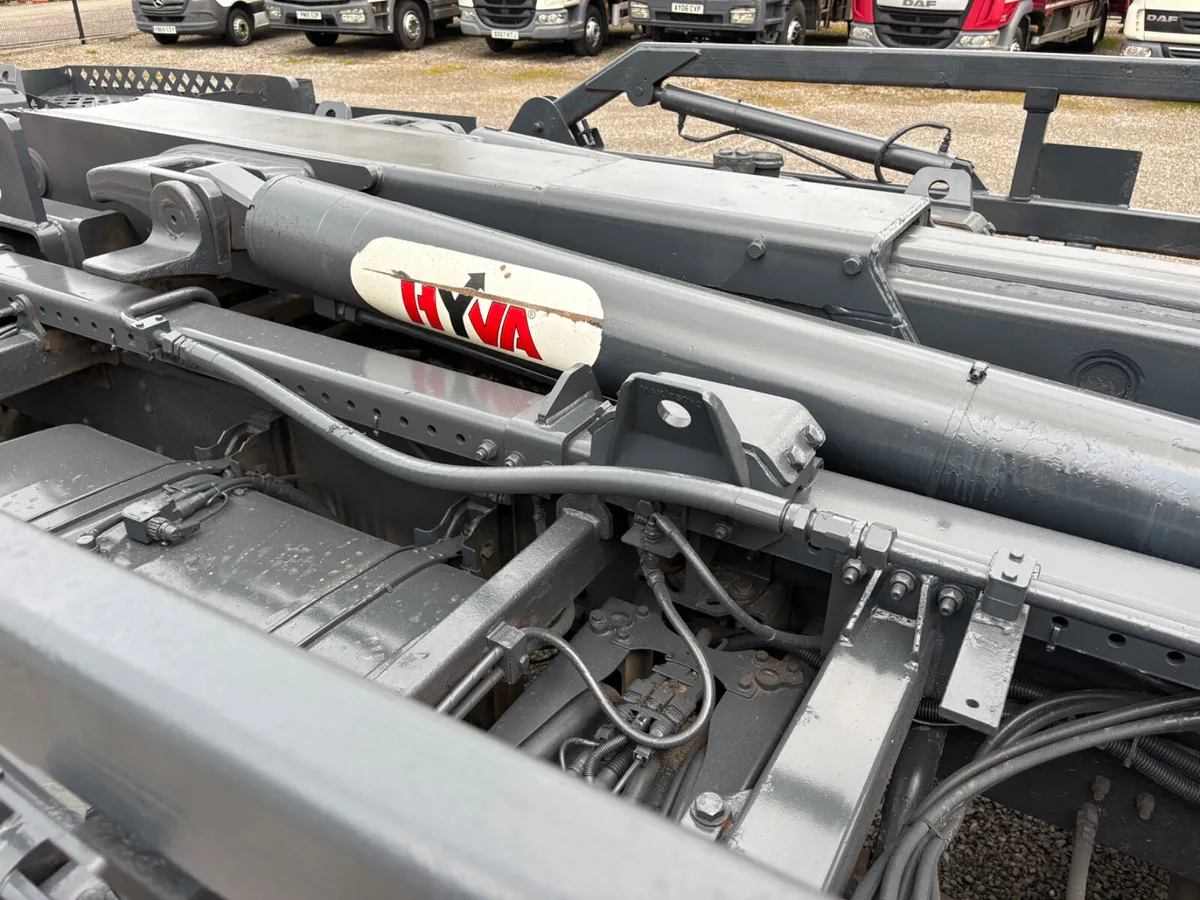 2018 Scania P410 8x4 Hookloader - Image 3