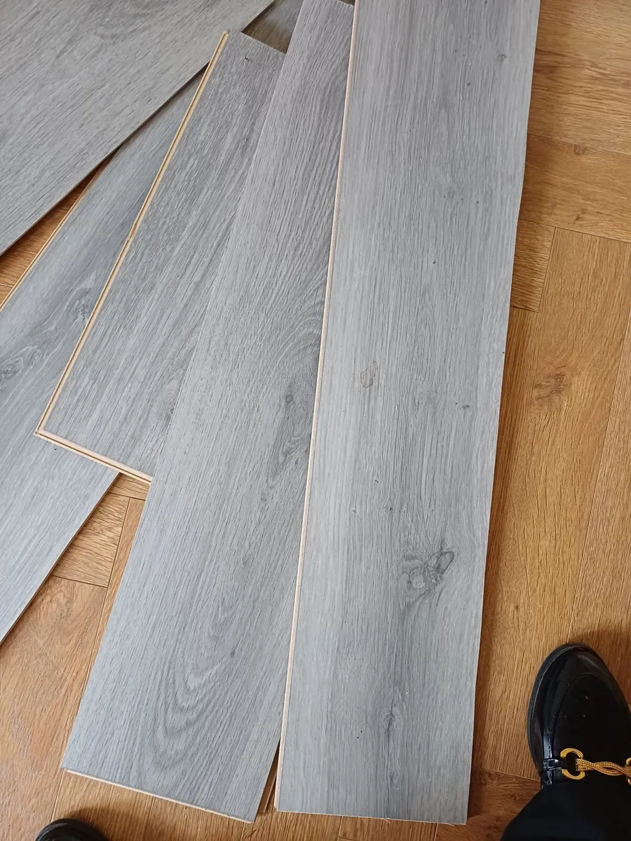 Grey wooden floor - Image 3