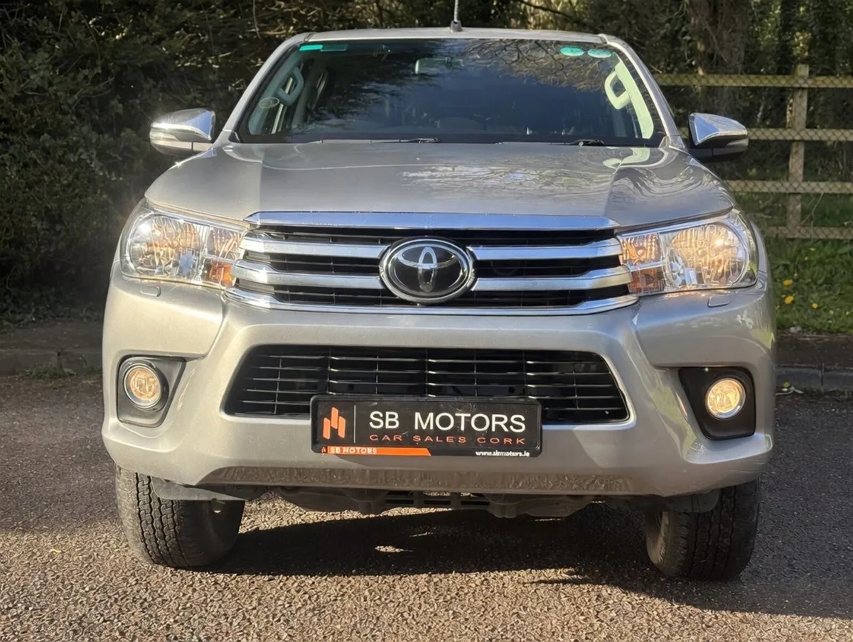 2018 TOYOTA HILUX 2.4D4D SR5 68K NEW CVRT - Image 2