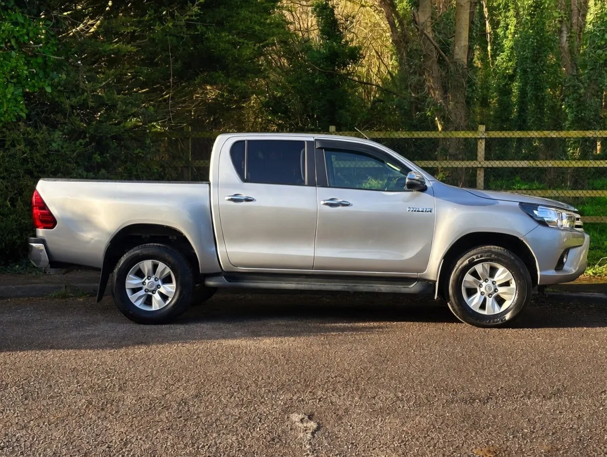 2018 TOYOTA HILUX 2.4D4D SR5 68K NEW CVRT - Image 4