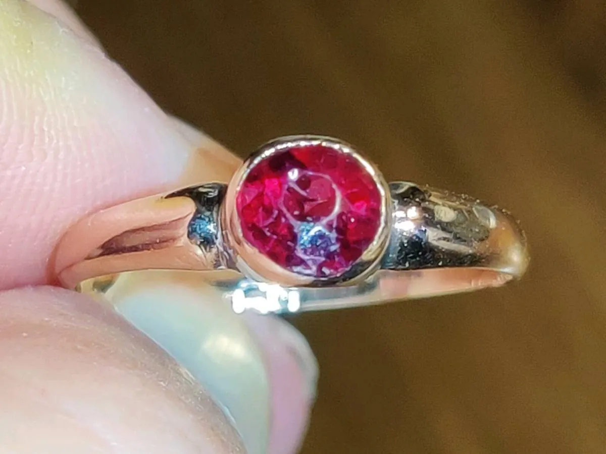 RARE, RED ROMAN, 9CT Gold Vintage Unisex Ring ! - Image 1