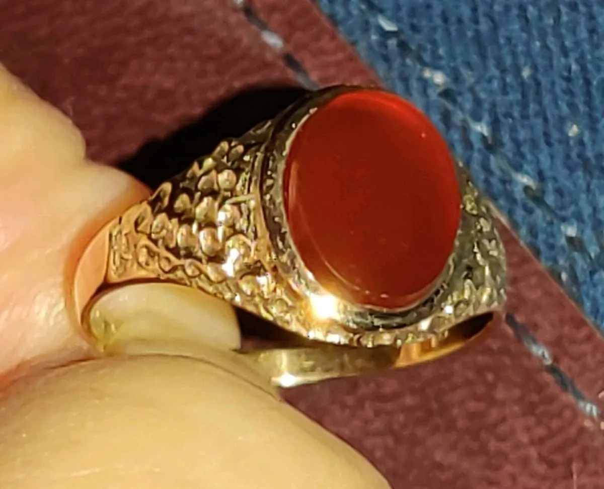 GLITTERY TRELLIS CARNELIAN, 9CT THICK Gold Ring ! - Image 1