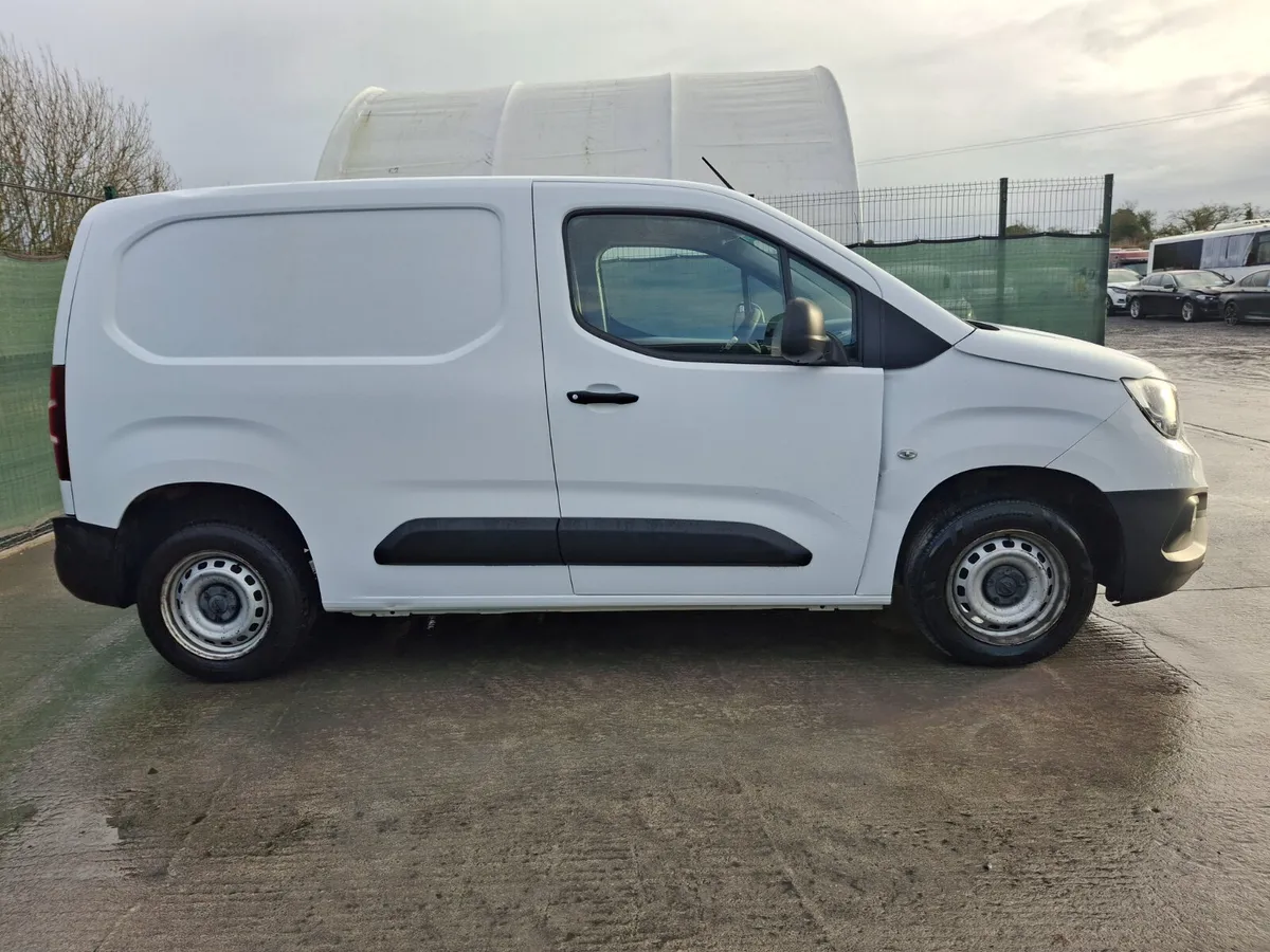 202 Opel Combo 1.5 Diesel - Image 1