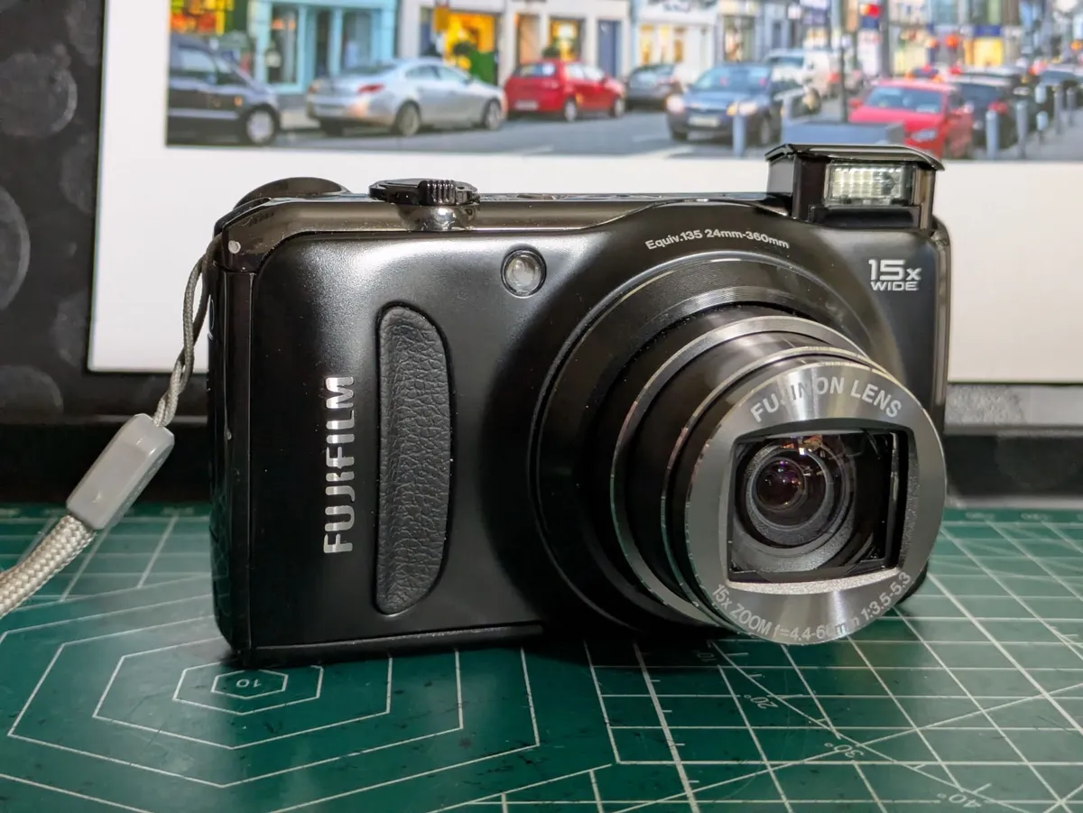 Fujifilm F300EXR 12MP SuperCCD🌈 compact 📸 - Image 1