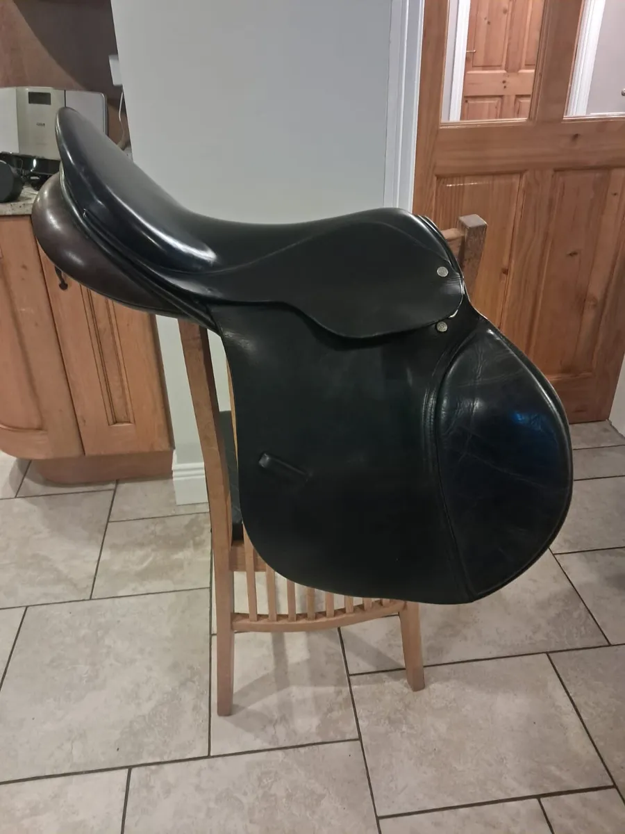 Berney Brothers 17.75 inch- Medium width saddle - Image 1
