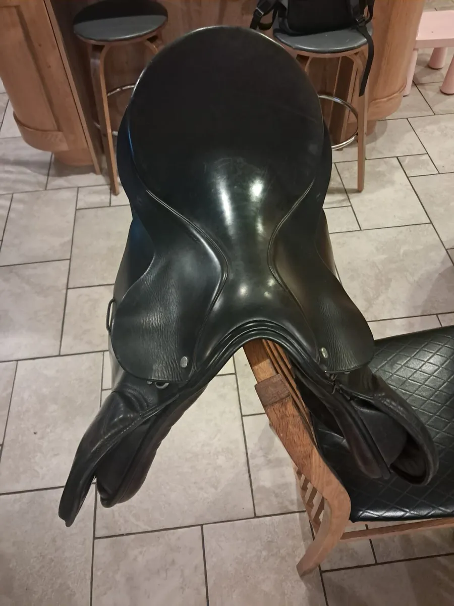 Berney Brothers 17.75 inch- Medium width saddle - Image 2